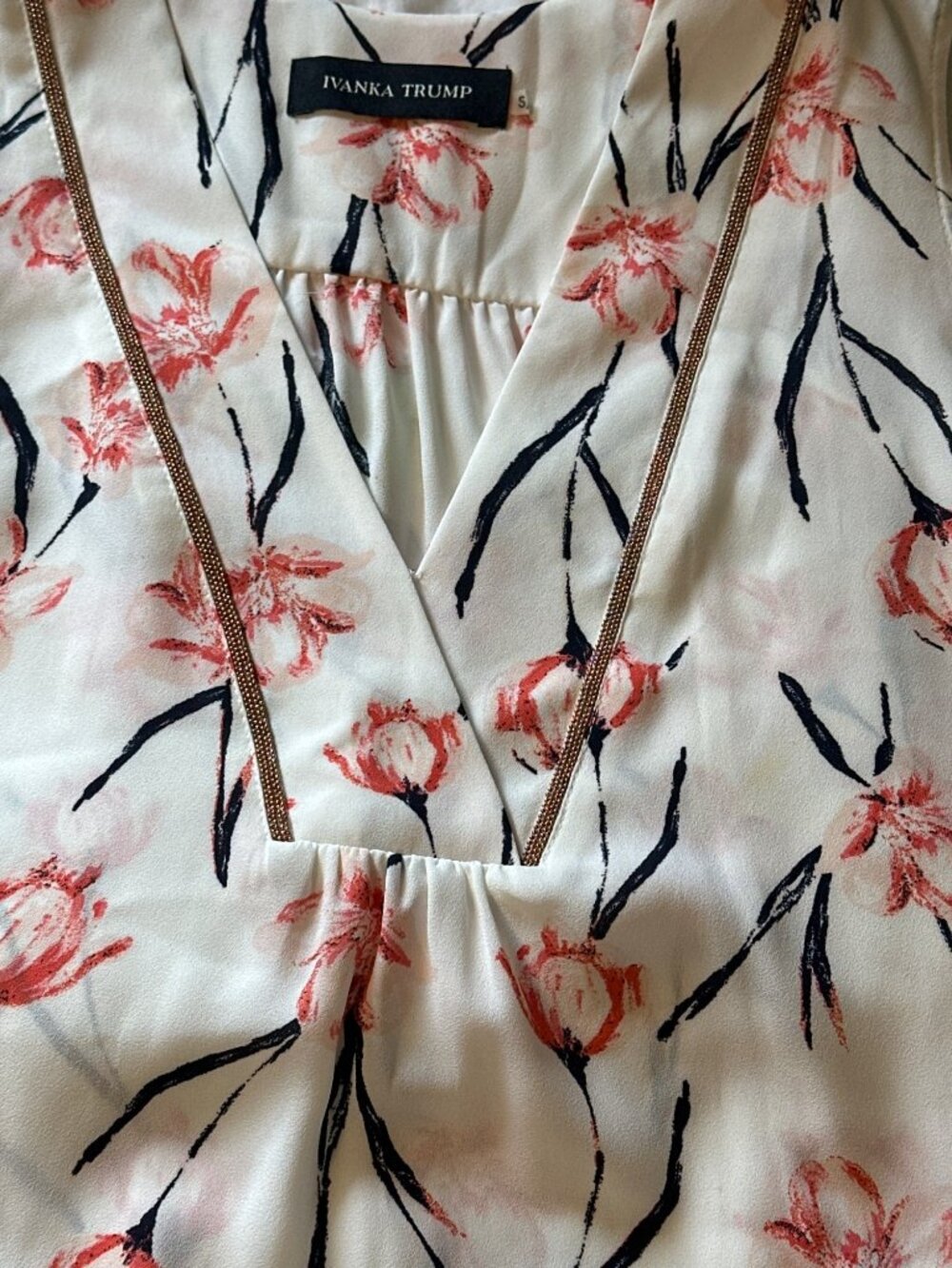 Ivanka Trump Sleeveless Floral Print Blouse V-Neck Lightweight Size Small White - Picture 2 of 4